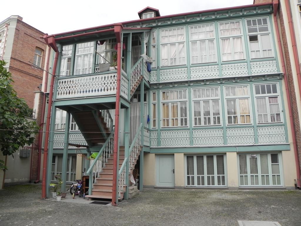 Old Yard Guest House Tbilisi Buitenkant foto