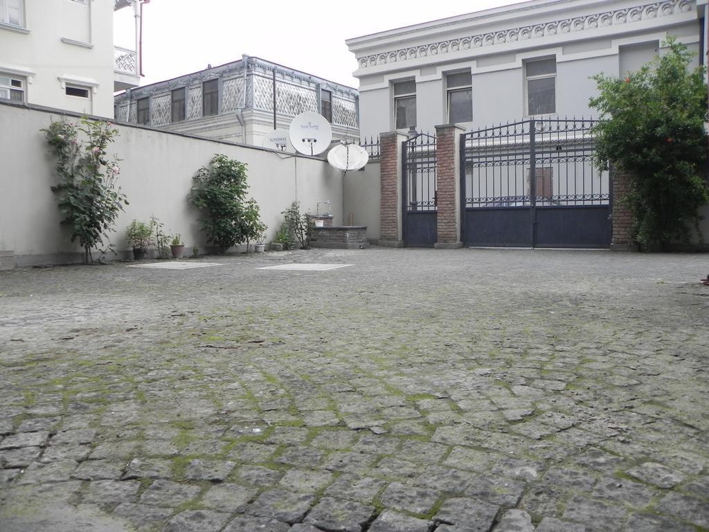 Old Yard Guest House Tbilisi Buitenkant foto
